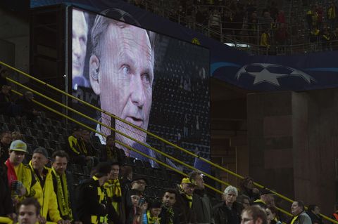 BVB-Geschäftsführer Hans-Joachim Watzke wird auf einer Anzeigetafel im Stadion angezeigt