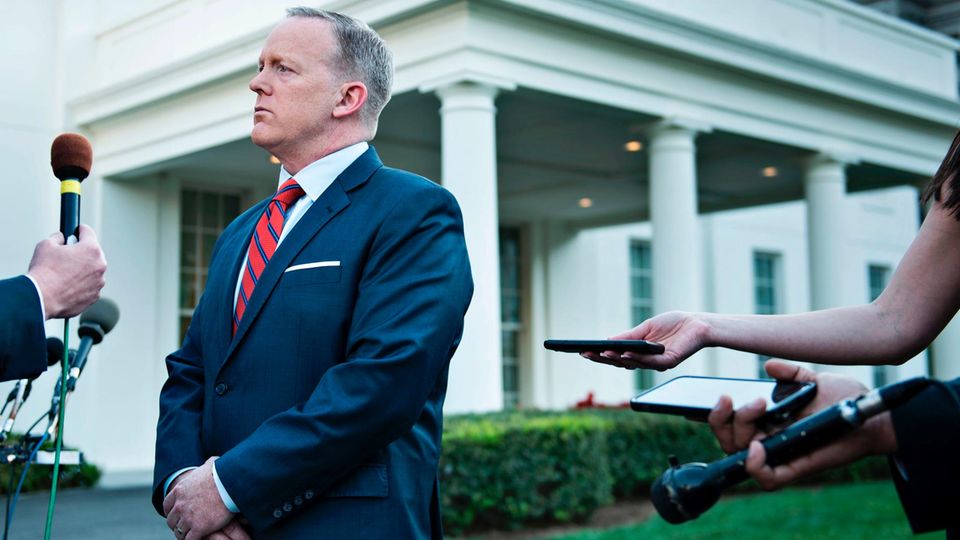 Sean Spicer, entschuldigt sich für seinen Assad-Hitler-Vergleich
