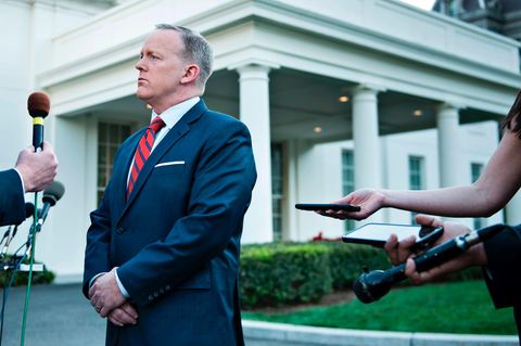 Sean Spicer, entschuldigt sich für seinen Assad-Hitler-Vergleich