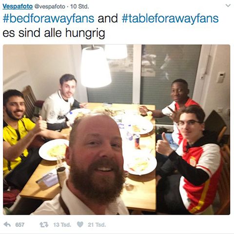 An einem Esstisch sitzen drei BVB-Fans und zwei Fans des AS Monaco. #bedforawayfans hat sie zusammengebracht