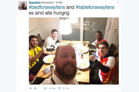 An einem Esstisch sitzen drei BVB-Fans und zwei Fans des AS Monaco. #bedforawayfans hat sie zusammengebracht