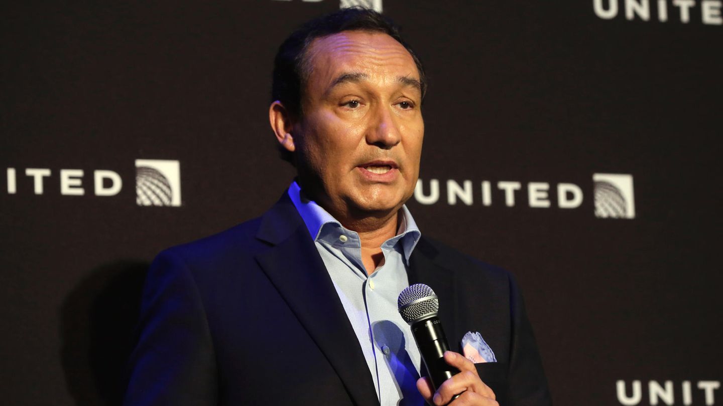 United-Airlines-Chef Oscar Munoz