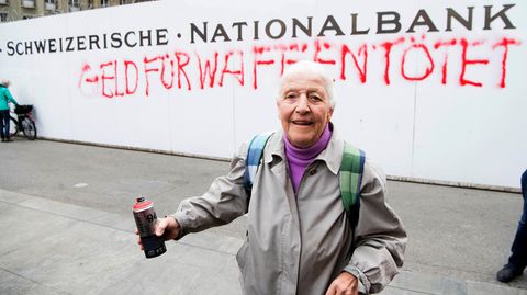 Die  Friedensaktivisten Louise Schneider aus der Schweiz griff mit 86 Jahren zur Spraydose