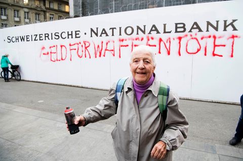 Die  Friedensaktivisten Louise Schneider aus der Schweiz griff mit 86 Jahren zur Spraydose