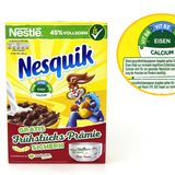 Nestlé wolle "mit großen Hinweisen auf den Gehalt von Vollkorngetreide, Vitaminen und Mineralstoffen“ den Frühstücksflocken "einen gesunden Anstrich verpassen". Dabei enthalte das Frühstück vor allem eins: jede Menge Zucker. So der Vorwurf von "Foodwatch"