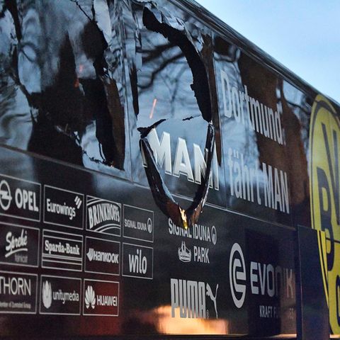 Spuren der Explosion am BVB-Mannschaftsbus