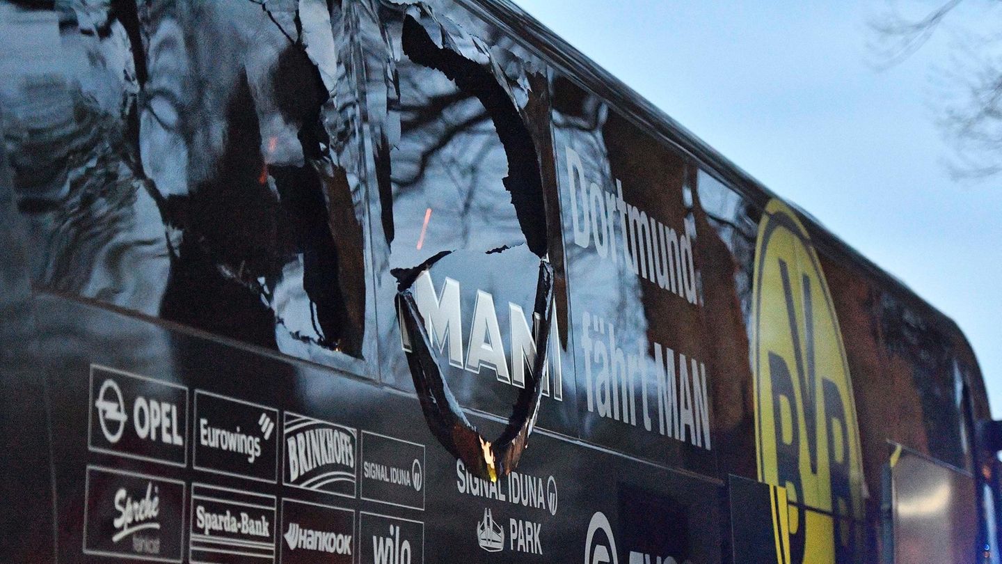Spuren der Explosion am BVB-Mannschaftsbus