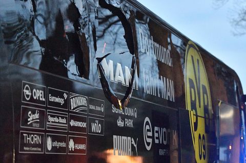 Spuren der Explosion am BVB-Mannschaftsbus