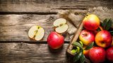 Äpfel: Sie sind reich an Quercetin, ein Antioxidans, das vor Zellalterung schützt. Der Konsum von Quercetin-reichen Lebensmitteln steigert die Ausdauer. Andere Lebensmittel, die das Antioxidans enthalten: Paprika, Tomaten, Spinat und Kohl.
