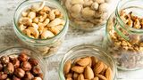 Magnesium ist das vierhäufigste Mineral im menschlichen Körper. Jeder Zelle benötigt es, um zu funktionieren. Paranüsse, Mandeln und Cashew-Kerne sind reich an Magnesium und liefern.