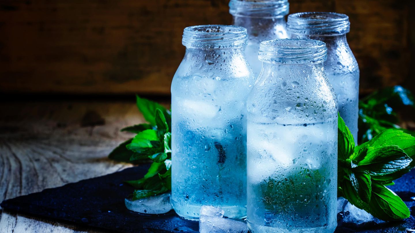 Wer sich müde oder lethargisch fühlt, könnte dehydriert sein, was ein sehr häufiges Symptom von Müdigkeit ist. Daher gilt: Den ganzen Tag über viel Wasser trinken.