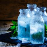 Wer sich müde oder lethargisch fühlt, könnte dehydriert sein, was ein sehr häufiges Symptom von Müdigkeit ist. Daher gilt: Den ganzen Tag über viel Wasser trinken.