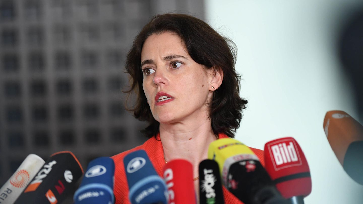 Hinter einem Bündel von Mikrofonen ist der Kopf von Frauke Köhler, Pressesprecherin der Bundesanwaltschaft, zu sehen