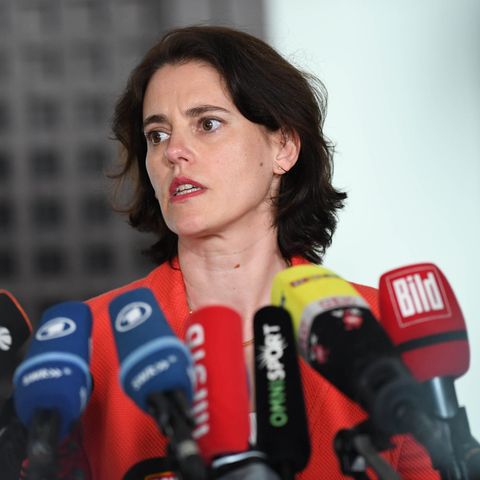 Hinter einem Bündel von Mikrofonen ist der Kopf von Frauke Köhler, Pressesprecherin der Bundesanwaltschaft, zu sehen