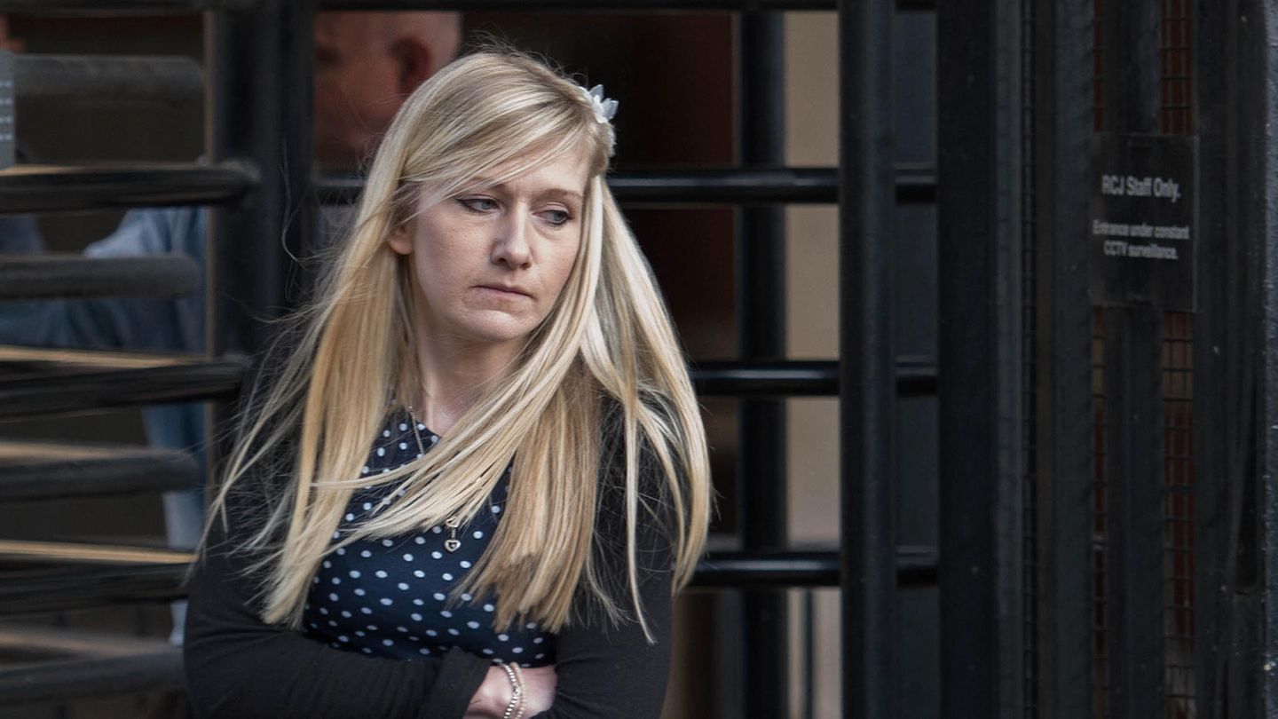 Connie Yates, Mutter des todkranken Babys, steht vor dem High Court in London