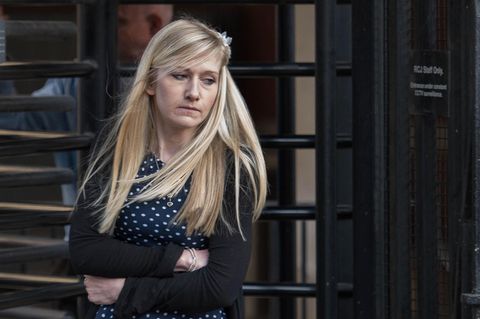 Connie Yates, Mutter des todkranken Babys, steht vor dem High Court in London
