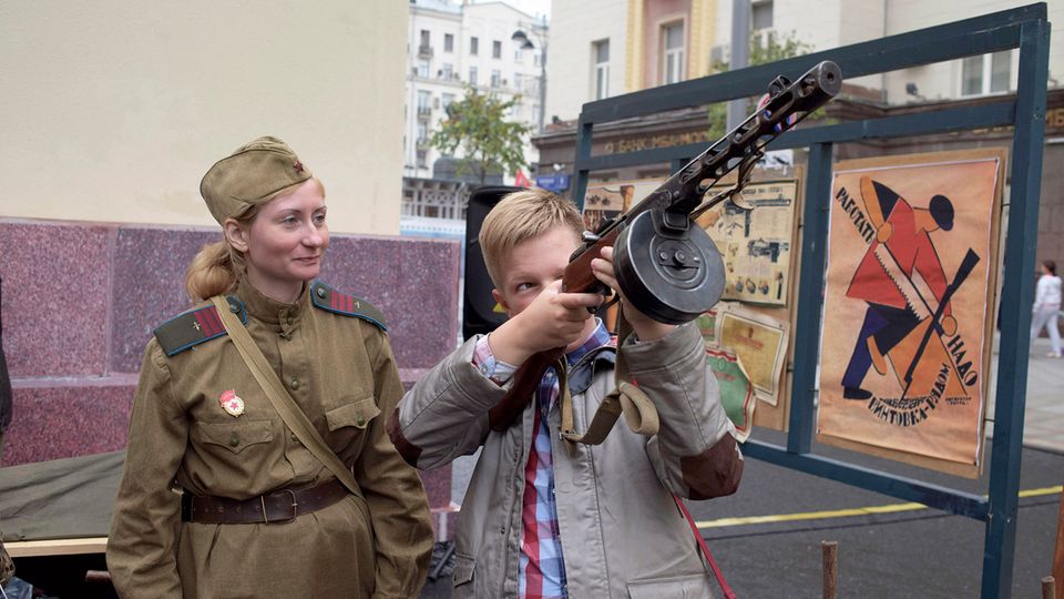 Russland Serie Kind mit Gewehr Russland Serie Kind mit Gewehr