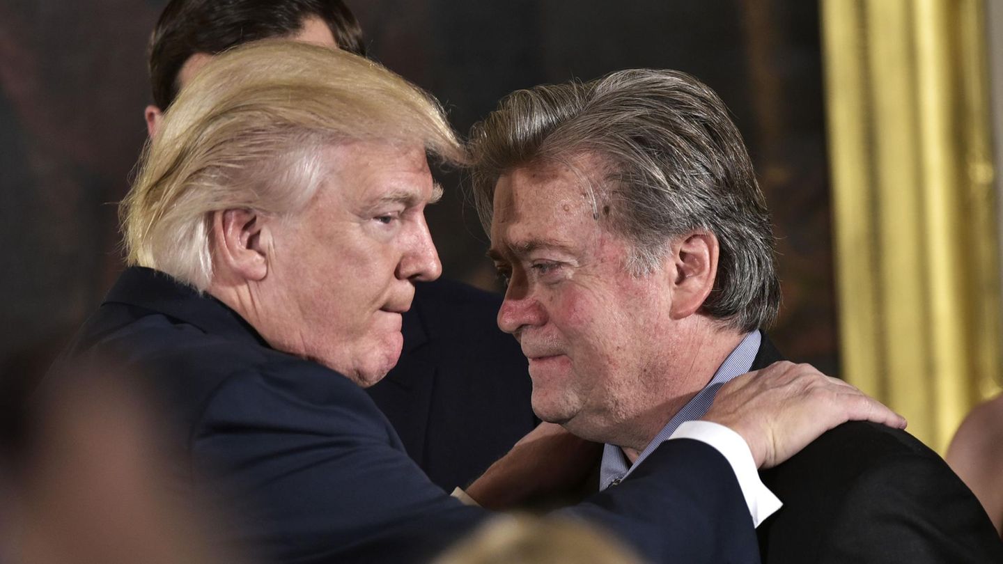 Donald Trump fasst Steve Bannon mit beiden Händen auf die Schulter - beide haben ernste Gesichter