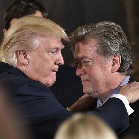 Donald Trump fasst Steve Bannon mit beiden Händen auf die Schulter - beide haben ernste Gesichter