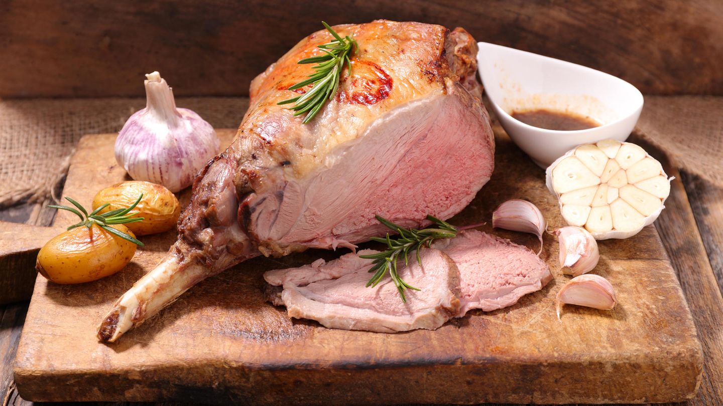 Klassisch im Ofen gebraten: Keule mit Rosmarin, Knoblauch und Gemüse