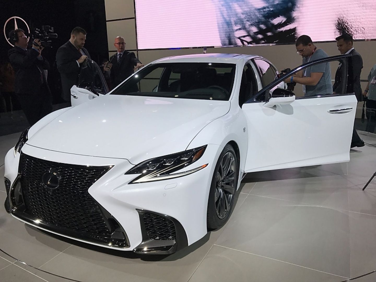 Lexus LS F Sport 2