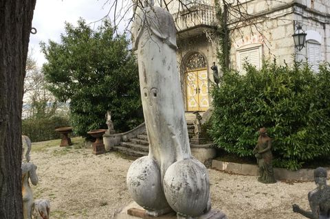 Ein gewaltiger Penis aus Marmor erhitzt die Gemüter in Traunkirchen