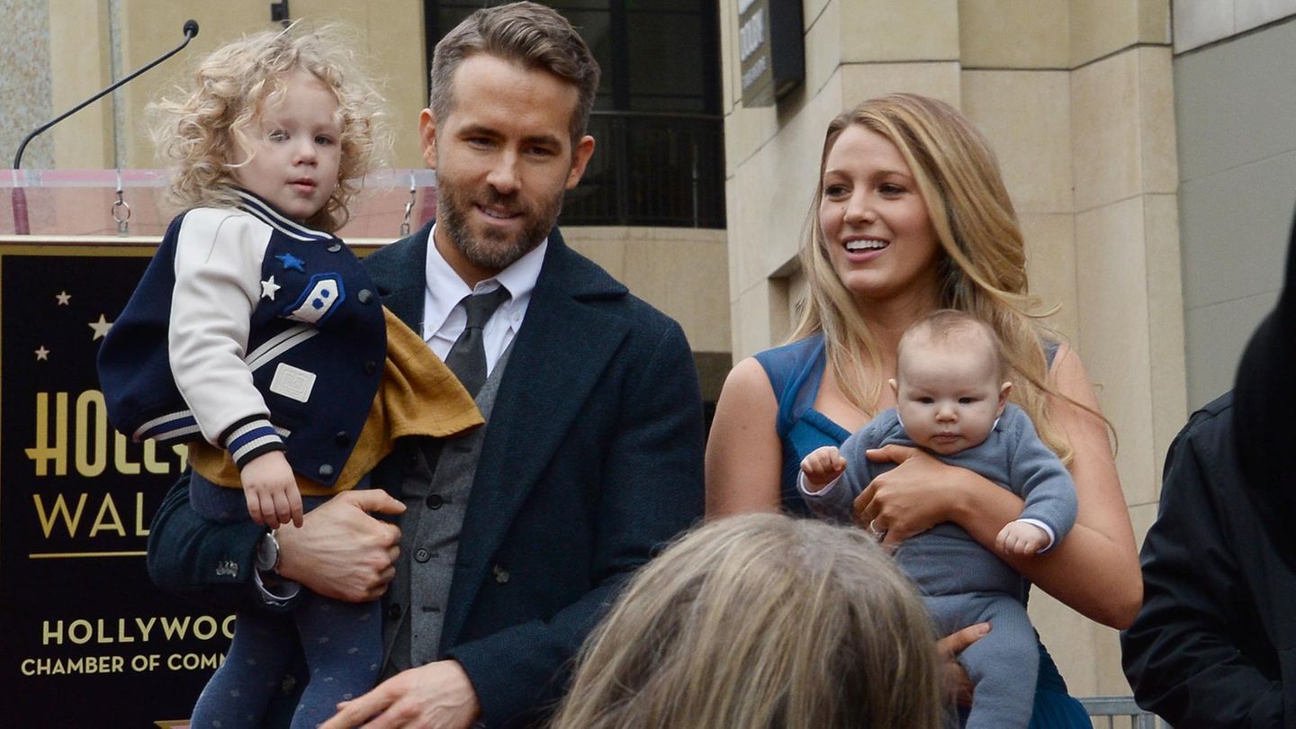 Blake Lively und Ryan Reynolds mit ihren beiden Kindern