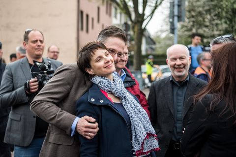 Frauke Patry und Ehemann Marcus Pretzell bei einer Wahlkampfveranstaltung in Essen: Die Zeichen in der AfD stehen auf Krach.