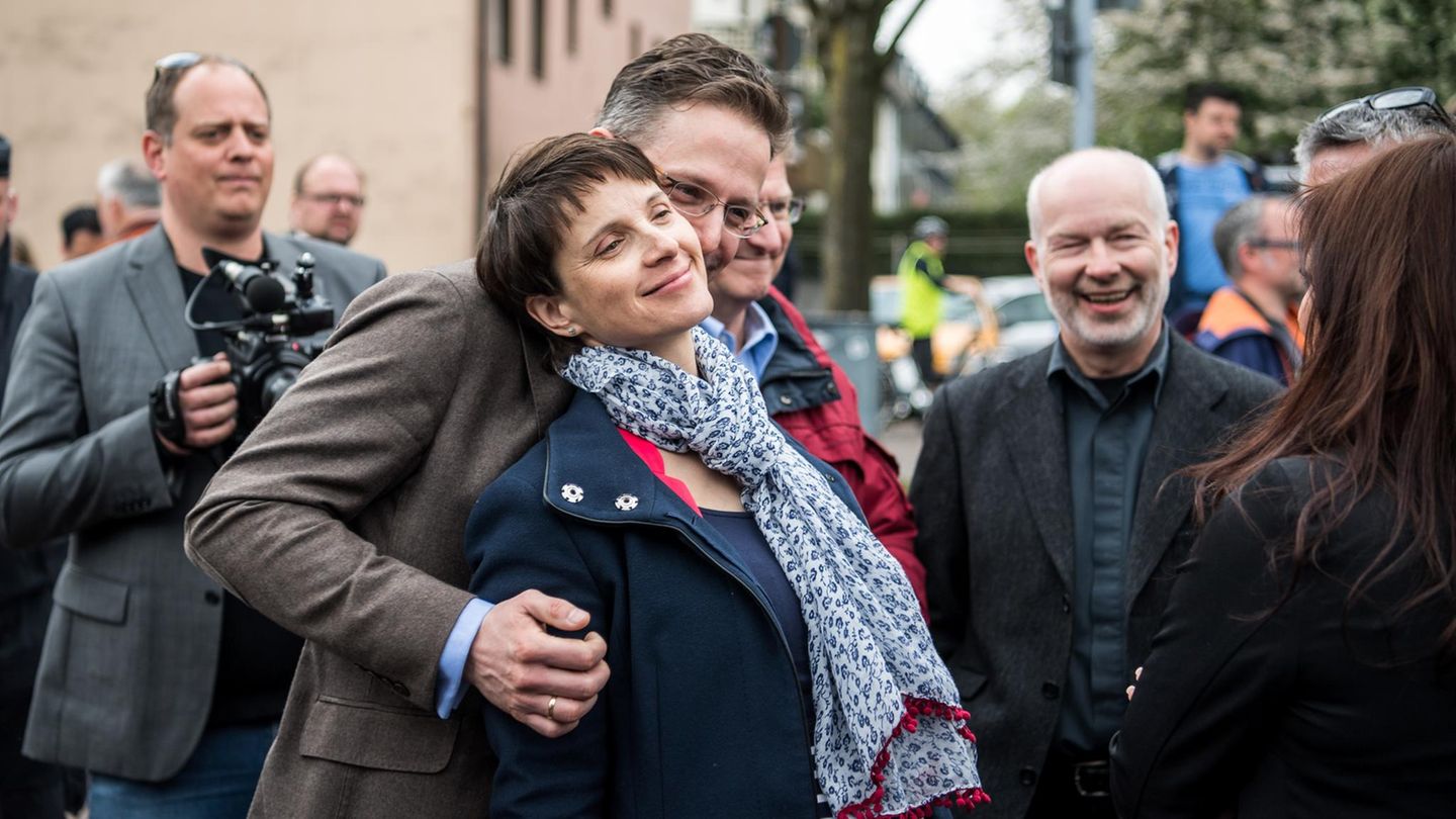 Frauke Patry und Ehemann Marcus Pretzell bei einer Wahlkampfveranstaltung in Essen: Die Zeichen in der AfD stehen auf Krach.