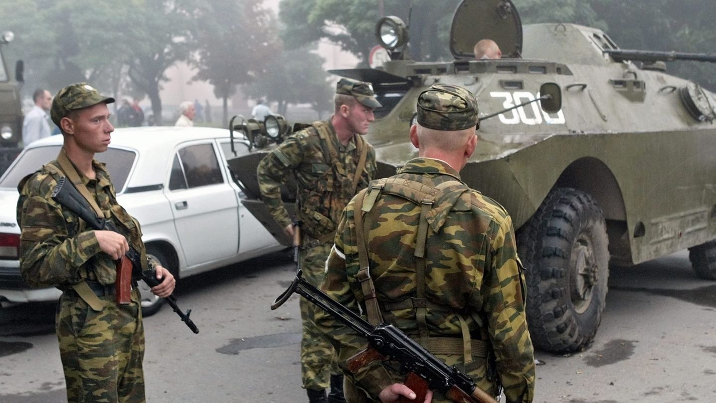 Russische Soldaten stehen am 1. September 2004 nahe der Grundschule in Beslan, in der sich das Geiseldrama ereignete