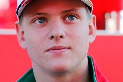 Im Rennanzug und mit Cap auf dem Kopf schaut Mick Schumacher, Sohn von Michael Schumacher, nach links oben