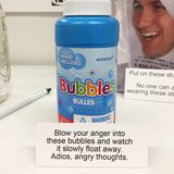 Zum Beispiel mit Seifenblasen, die man einfach beim Davonschweben beobachten kann - schon schweben auch die wütenden Gedanken hinfort.