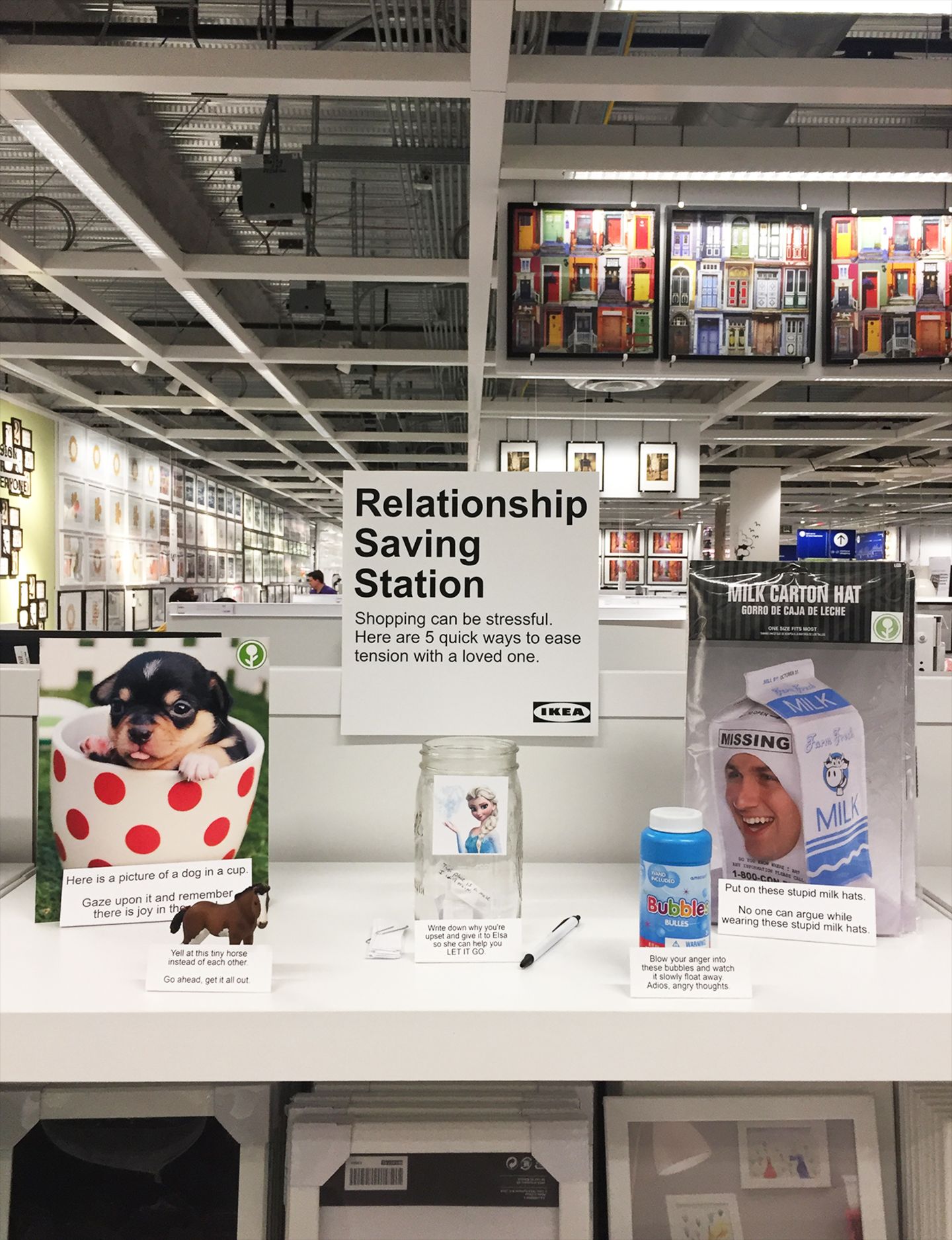 ... und wer nach einem Besuch an der "Relationship Saving Station" immer noch streitet, sollte beim nächsten Mal vielleicht lieber alleine zu Ikea gehen.
