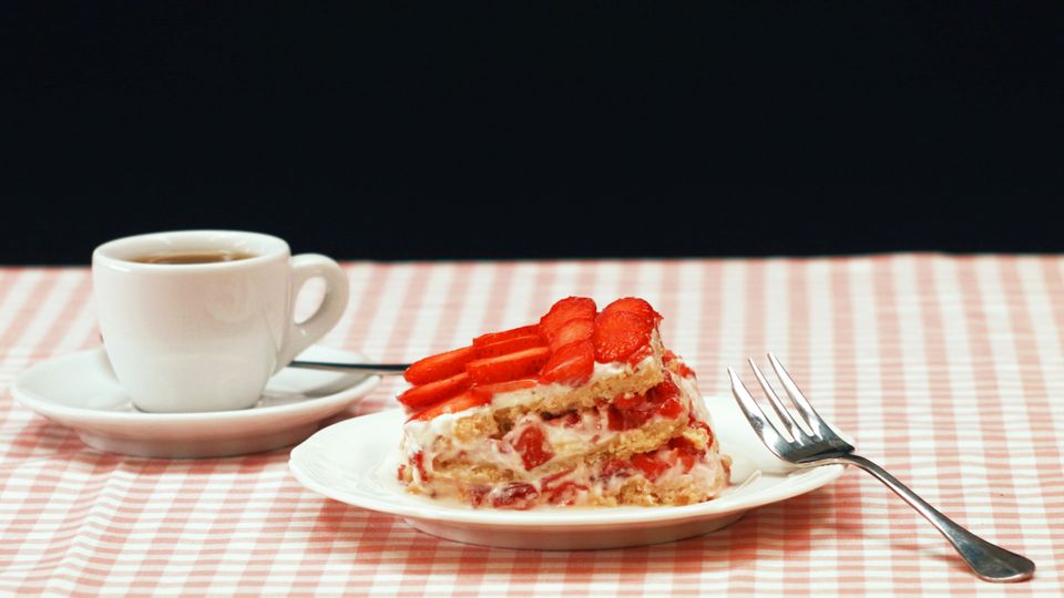 Beeriger Nachtisch: Dieses Dessert lässt Erdbeer-Fans schwach werden Beeriger Nachtisch: Dieses Dessert lässt Erdbeer-Fans schwach werden