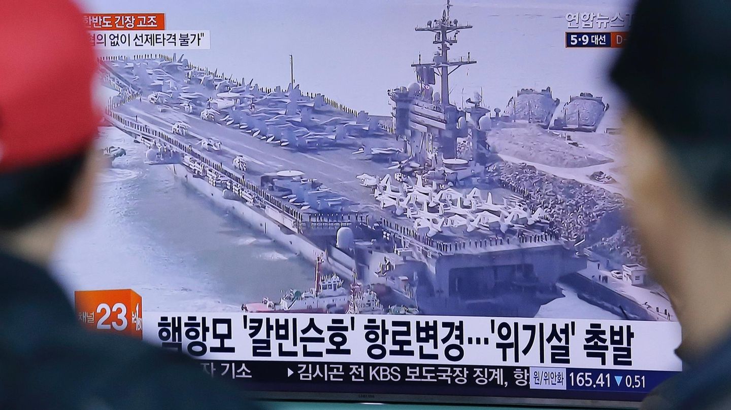 Der Druck auf Nordkorea wächst: Ein Nachrichtensender zeigt den US-Flugzeugträgers "USS Carl Vinson".