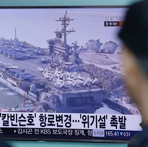 Der Druck auf Nordkorea wächst: Ein Nachrichtensender zeigt den US-Flugzeugträgers "USS Carl Vinson".