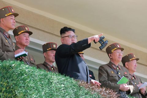 Nordkoreas Herrscher Kim Jong Un im Kreis seiner Generäle. Sollten die USA einen Präventivschlag gegen das Atomprogramm starten, wird Kim militärisch antworten, sagt Nordkorea Experte Rüdiger Frank.