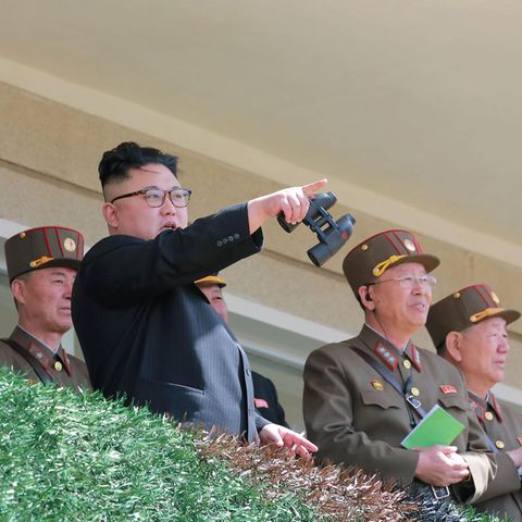 Nordkoreas Herrscher Kim Jong Un im Kreis seiner Generäle. Sollten die USA einen Präventivschlag gegen das Atomprogramm starten, wird Kim militärisch antworten, sagt Nordkorea Experte Rüdiger Frank.