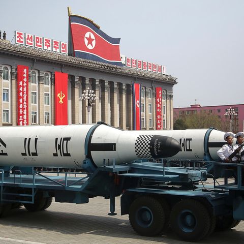 Raketen Nordkoreas bei einer Militärparade zu Ehren Kim Jong Ils