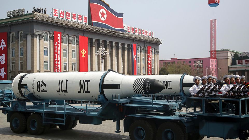 Raketen Nordkoreas bei einer Militärparade zu Ehren Kim Jong Ils