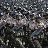 Dafür dürfen die Jungs auch mal etwas tiefer in den Make-up-Topf greifen. Und schicke Sonnenbrillen gibt's gleich obendrauf.