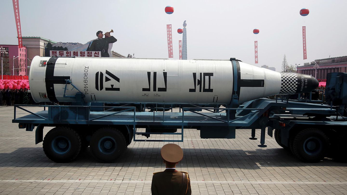 Zur Atomkrise hat der Staatsgründer-Enkel und aktuelle Diktator Kim Jong Un die guten Raketen auspacken lassen.