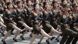 Im Stechschritt marschiert man heute durch Pjöngjang. In Kims Armee herrscht Gleichberechtigung. Aber Röcke dürfen die schießenden Mädels natürlich trotzdem tragen.