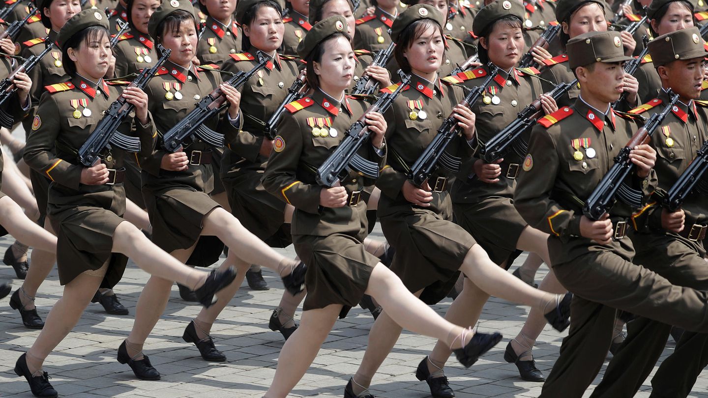 Im Stechschritt marschiert man heute durch Pjöngjang. In Kims Armee herrscht Gleichberechtigung. Aber Röcke dürfen die schießenden Mädels natürlich trotzdem tragen.