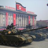 Panzer dürfen auf einer hübschen Geburtstags-Parade als Klassiker natürlich trotzdem nicht fehlen.