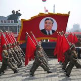 Zu Kim Il-sungs Geburtstag wird aufmarschiert. Der Staatsgründer und Großvater des amtierenden Diktators Kim Jong Un wäre heute 105 Jahre alt geworden. Als "Ewiger Präsident" ist er per Gesetz immer noch Staatsoberhaupt - auch wenn er bereits seit 1994 tot ist.