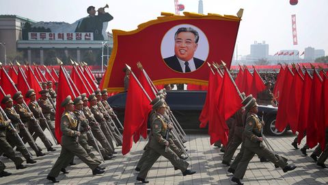 Zu Kim Il-sungs Geburtstag wird aufmarschiert. Der Staatsgründer und Großvater des amtierenden Diktators Kim Jong Un wäre heute 105 Jahre alt geworden. Als "Ewiger Präsident" ist er per Gesetz immer noch Staatsoberhaupt - auch wenn er bereits seit 1994 tot ist.