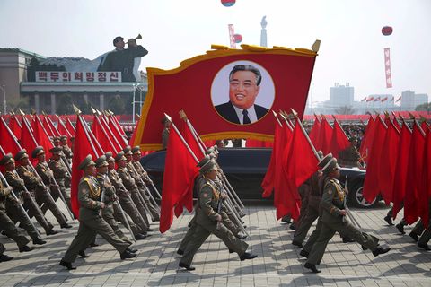 Zu Kim Il-sungs Geburtstag wird aufmarschiert. Der Staatsgründer und Großvater des amtierenden Diktators Kim Jong Un wäre heute 105 Jahre alt geworden. Als "Ewiger Präsident" ist er per Gesetz immer noch Staatsoberhaupt - auch wenn er bereits seit 1994 tot ist.