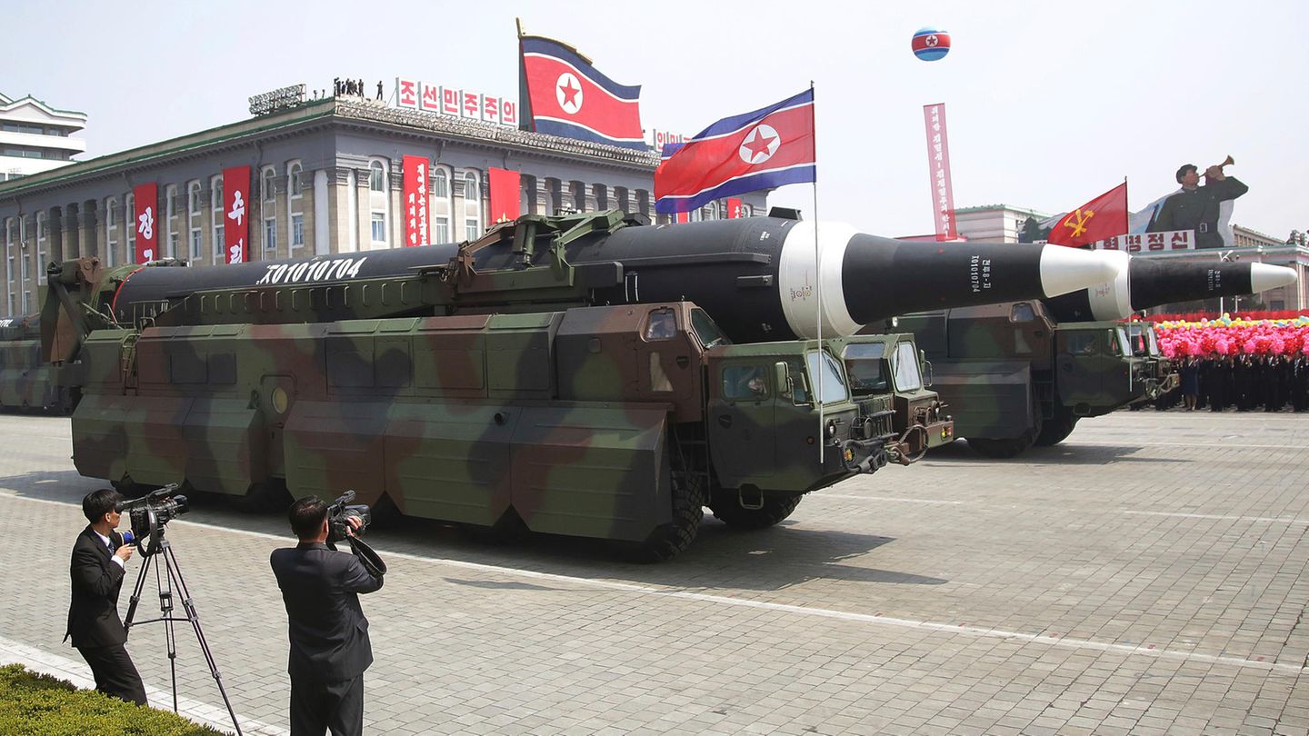 Mit U-Boot-Raketen wie diesen würde Kim Jong Uns Armee wohl einen der angekündigten atomaren Vergeltungs-Schläge gegen die USA ausführen - vorausgesetzt, die U-Boote schaffen es überhaupt nah genug an die US-Küste, bevor sie abgefangen werden.