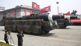 Mit U-Boot-Raketen wie diesen würde Kim Jong Uns Armee wohl einen der angekündigten atomaren Vergeltungs-Schläge gegen die USA ausführen - vorausgesetzt, die U-Boote schaffen es überhaupt nah genug an die US-Küste, bevor sie abgefangen werden.